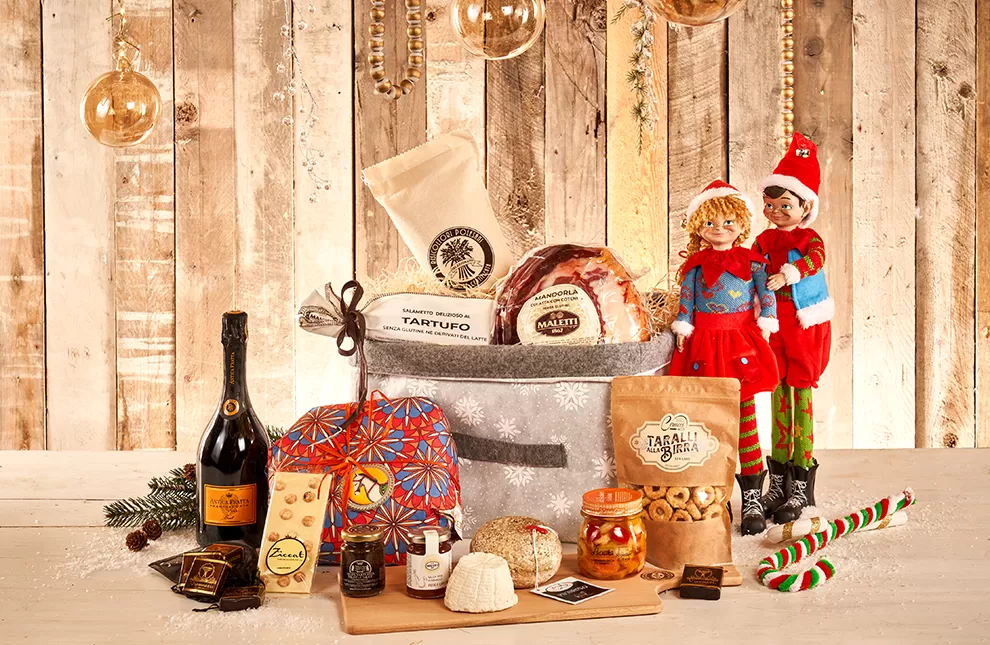 Cesto ricco di prodotti tipici e vino