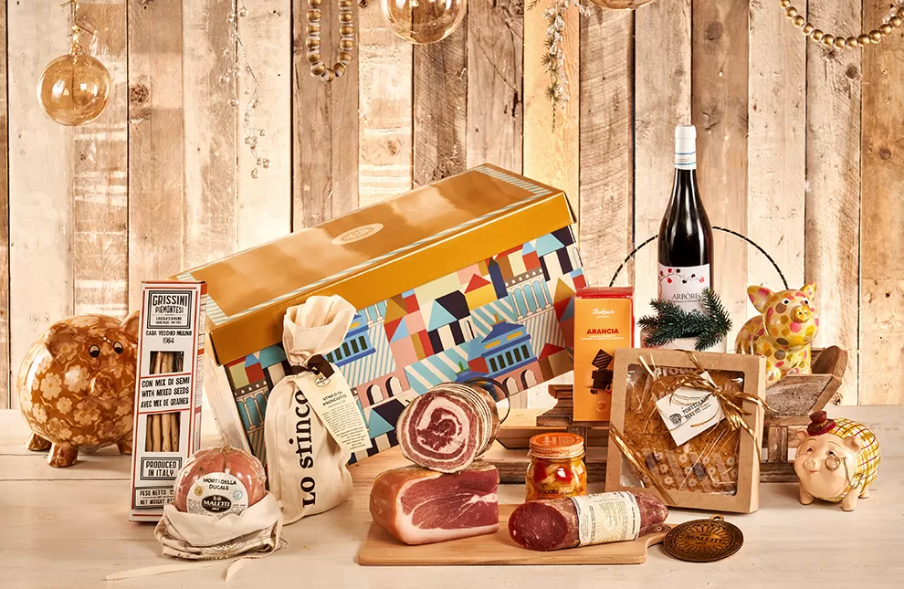 Cesta ricca di salumi e prodotti tipici regionali