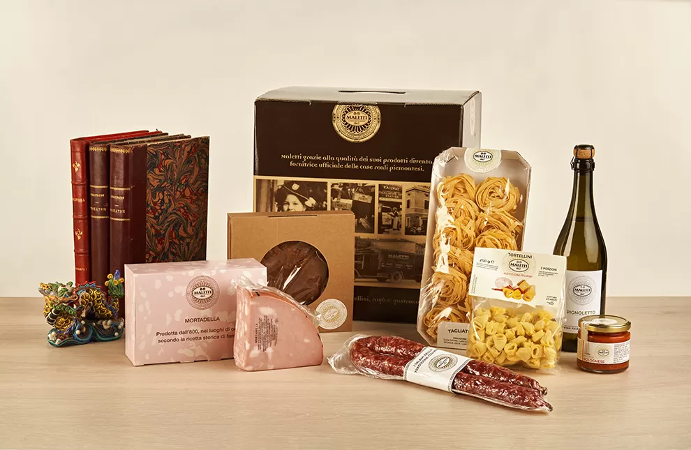 Cesta con prodotti tipici emiliani e romagnoli