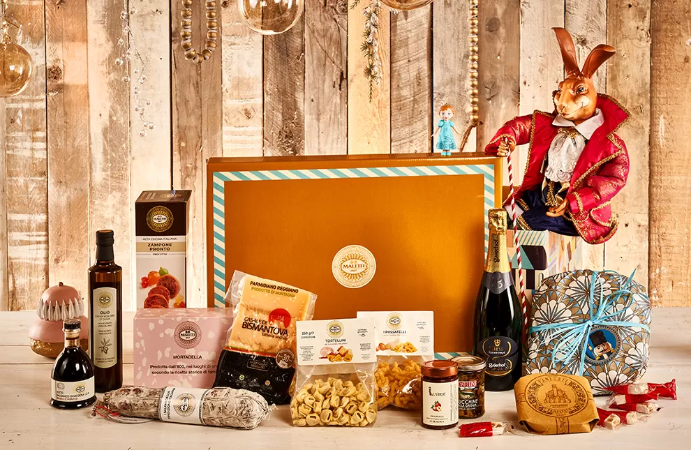 Cesto di Natale ricco di prodotti tipici regionali