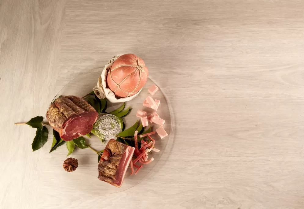 Cesti natalizi con salumi d’eccellenza: il dono perfetto per le feste